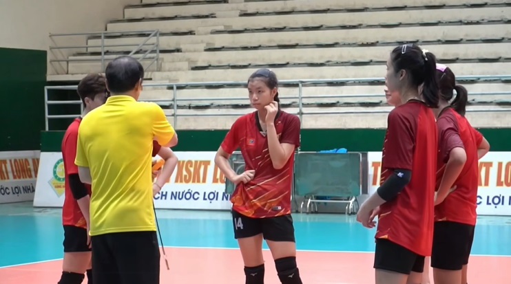 Huan luyen vien Thai Quang Lai ren luyen cho doi tre VTV Binh Dien Long An. Anh: VTVBDLA