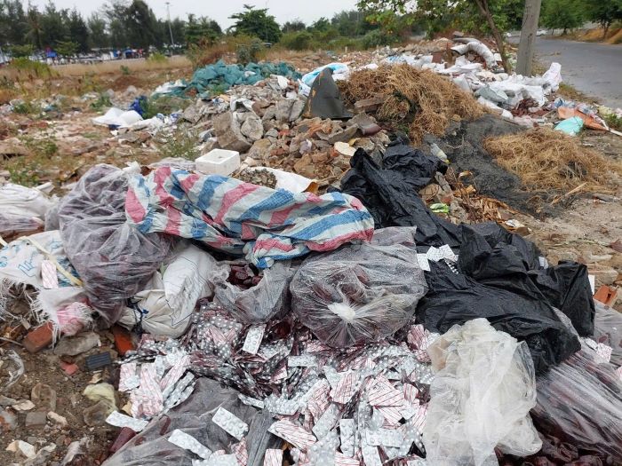 La escena de cientos de ampollas, botellas de color marron oscuro fueron arrojadas a la calle en Da Nang. Foto: Hoai Son