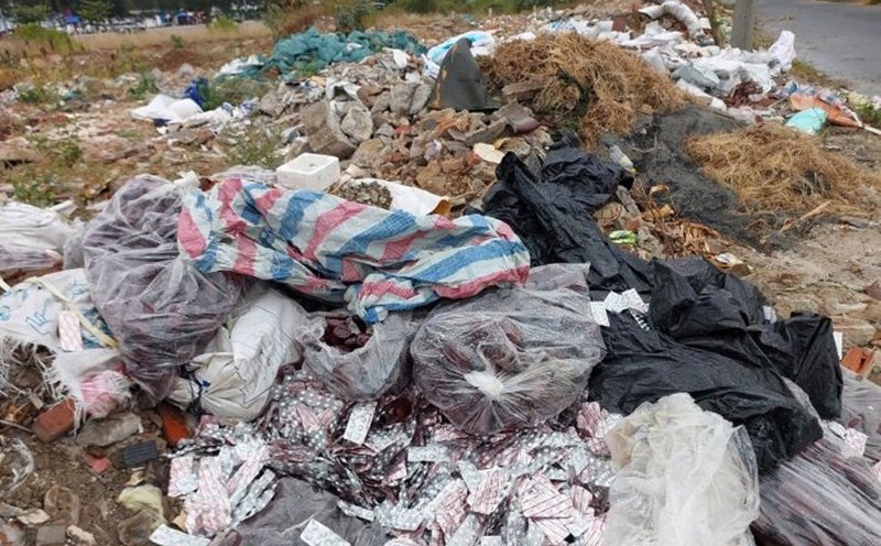 Scene of hundreds of bottles of medicine and dark brown bottles thrown on the streets in Da Nang. Photo: Hoai Son