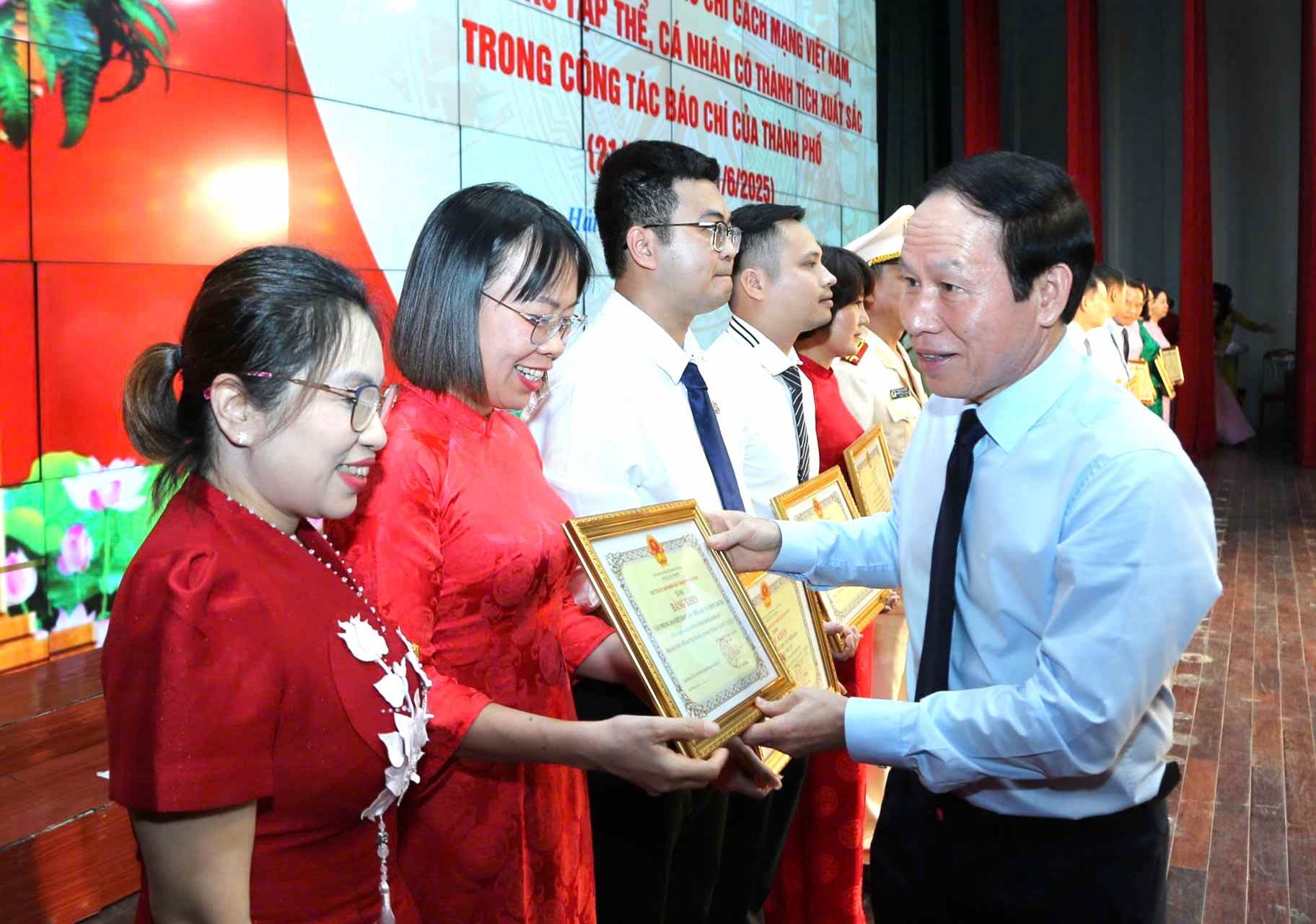 Bi thu Thanh uy Hai Phong trao bang khen tang tap the Van phong dai dien khu vuc Dong Bac Bo Bao Lao Dong voi thanh tich xuat sac trong cong tac bao chi thanh pho. Ảnh: Hoang Anh