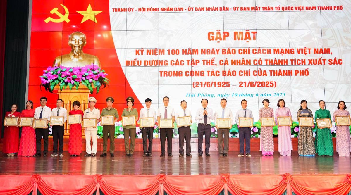 18 colectivos son elogiados en la conferencia. Foto: Hai Phong E -Portal