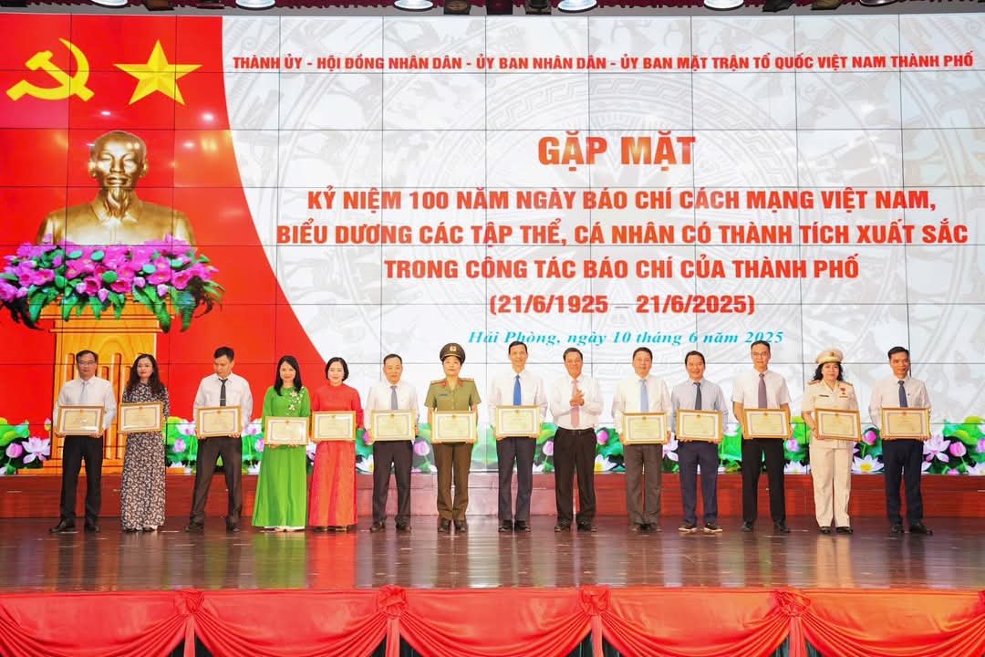 Bi thu Thanh uy Le Tien Chau tang bang khen cho cac ca nhan. Anh: Dam Thanh