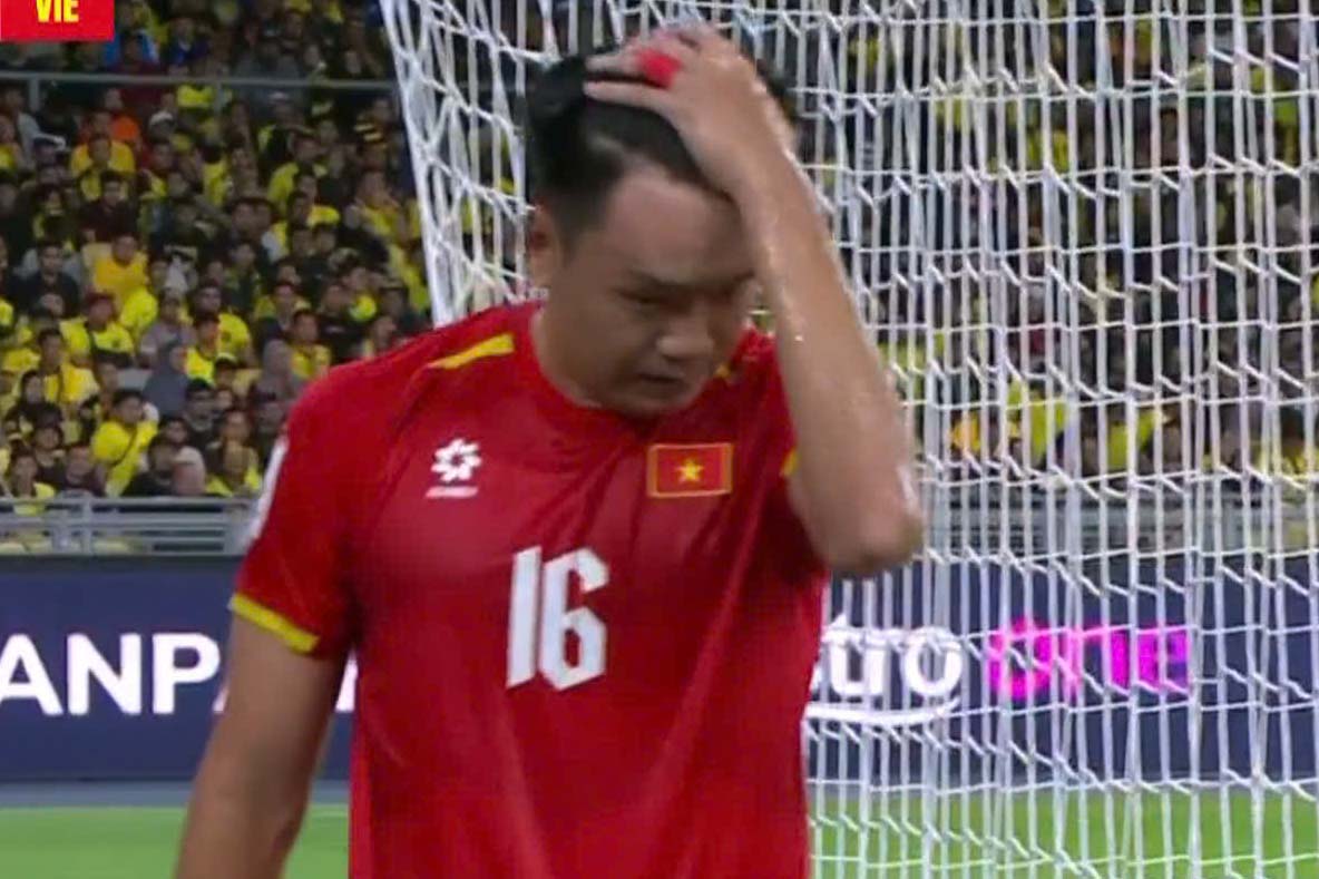 Thanh Chung left the field in the first half of the match between Vietnam and Malaysia. Photo: Cut from video