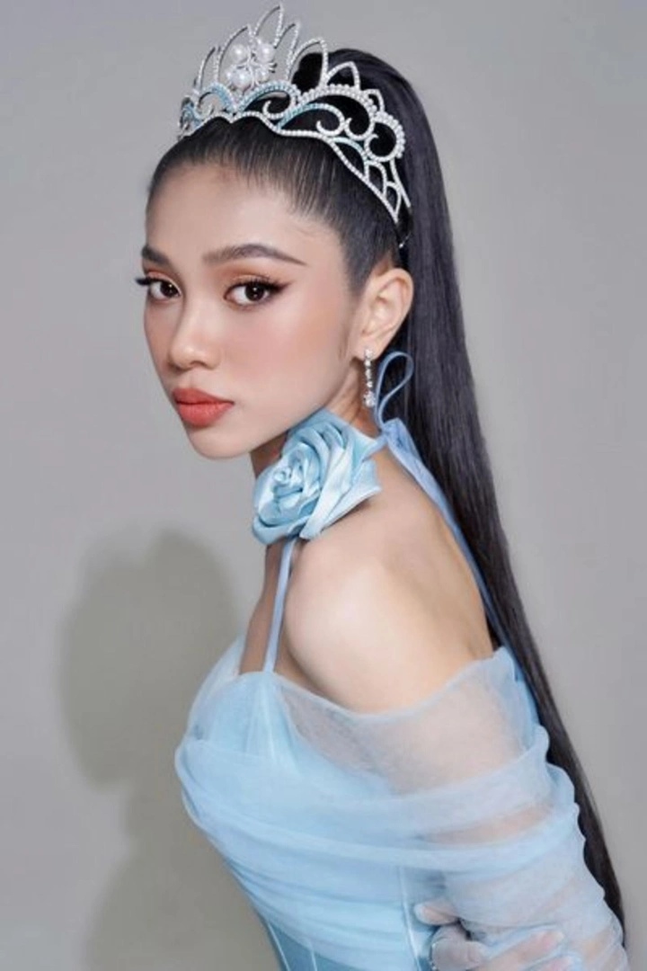 A hau Minh Kien. Anh: Sen Vang