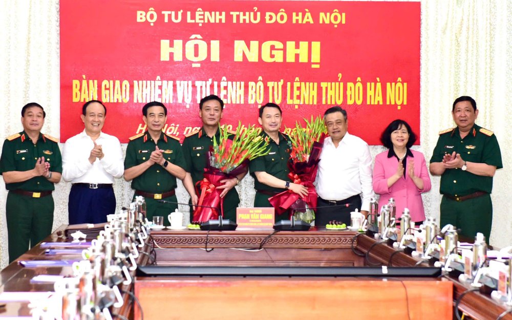 Leaders of the Ministry of National Defense and leaders of Hanoi City presented flowers to congratulate Lieutenant General Nguyen Quoc Duyet and Major General Dao Van Nhan. Photo: Hanoi.gov.vn
