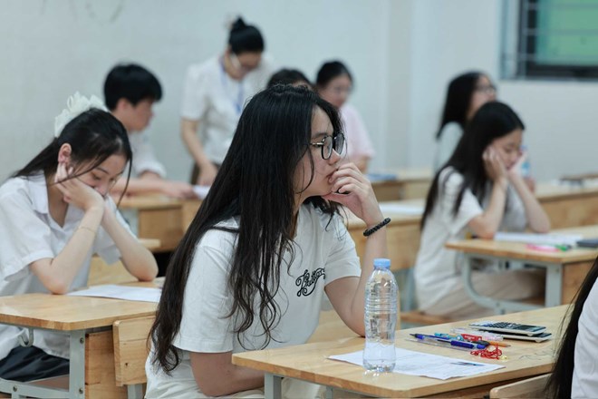 Cac thi sinh du thi tuyen sinh vao lop 10 o mot diem thi tai Ha Noi. Anh: Hai Nguyen