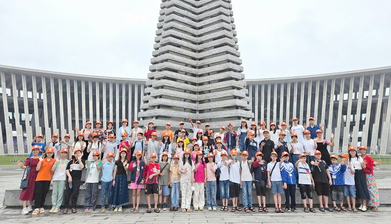 60 adolescentes y niños visitan el Museo de Historia Militar de Vietnam con motivo de niños. Foto: Thanh Thuys