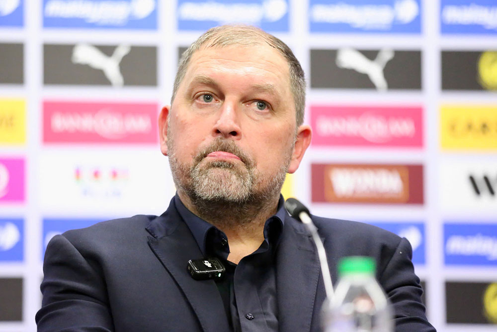 Coach Cklamovski of the Malaysian team attended a press conference after the victory over the Vietnamese team. Photo: Huu Pham