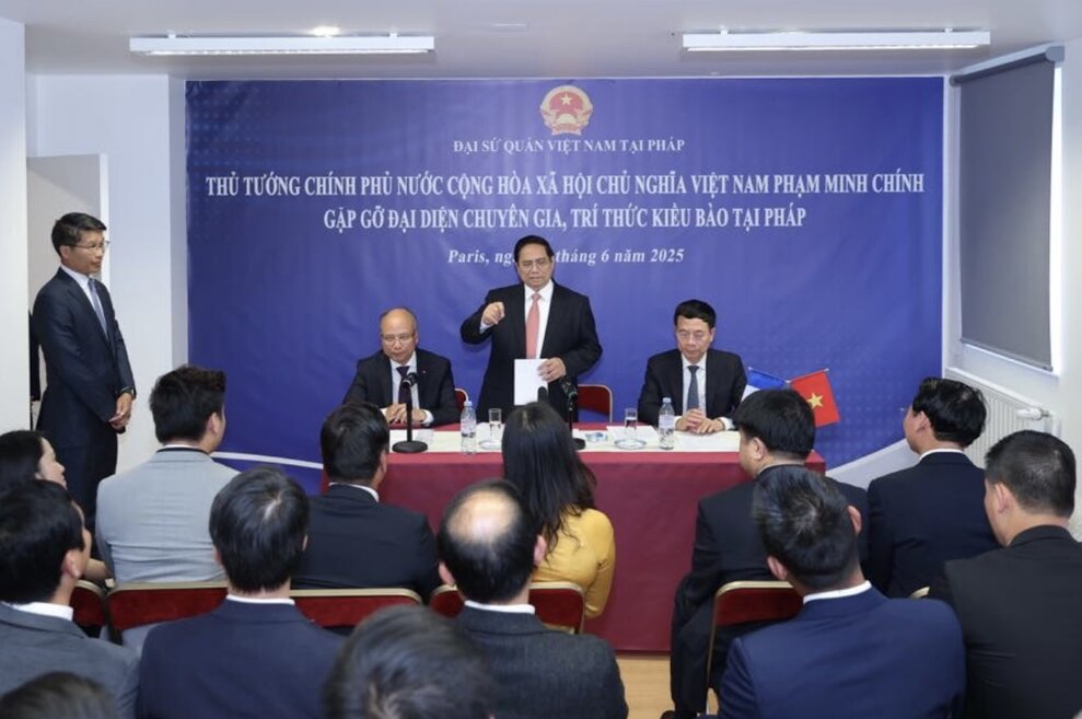 Politburo member and Prime Minister Pham Minh Chinh during the meeting and working with representatives of overseas Vietnamese experts and intellectuals in France. Photo: VGP