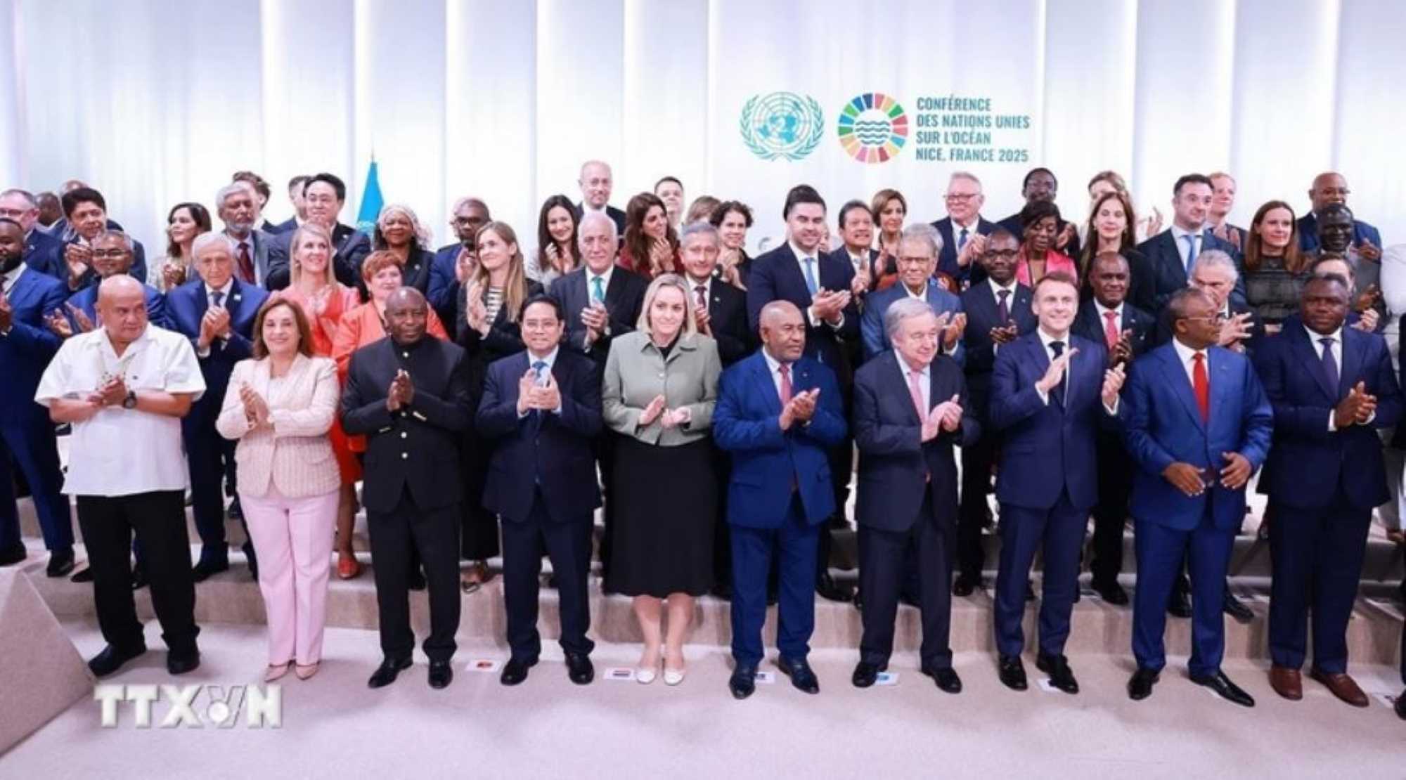 Politburo member, Prime Minister Pham Minh Chinh and Heads of Delegations attending the 3rd United Nations Ocean Conference took a group photo. Photo: VNA