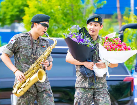 V, RM nhom BTS xuat ngu ngay 10.6. Anh: Xportsnews