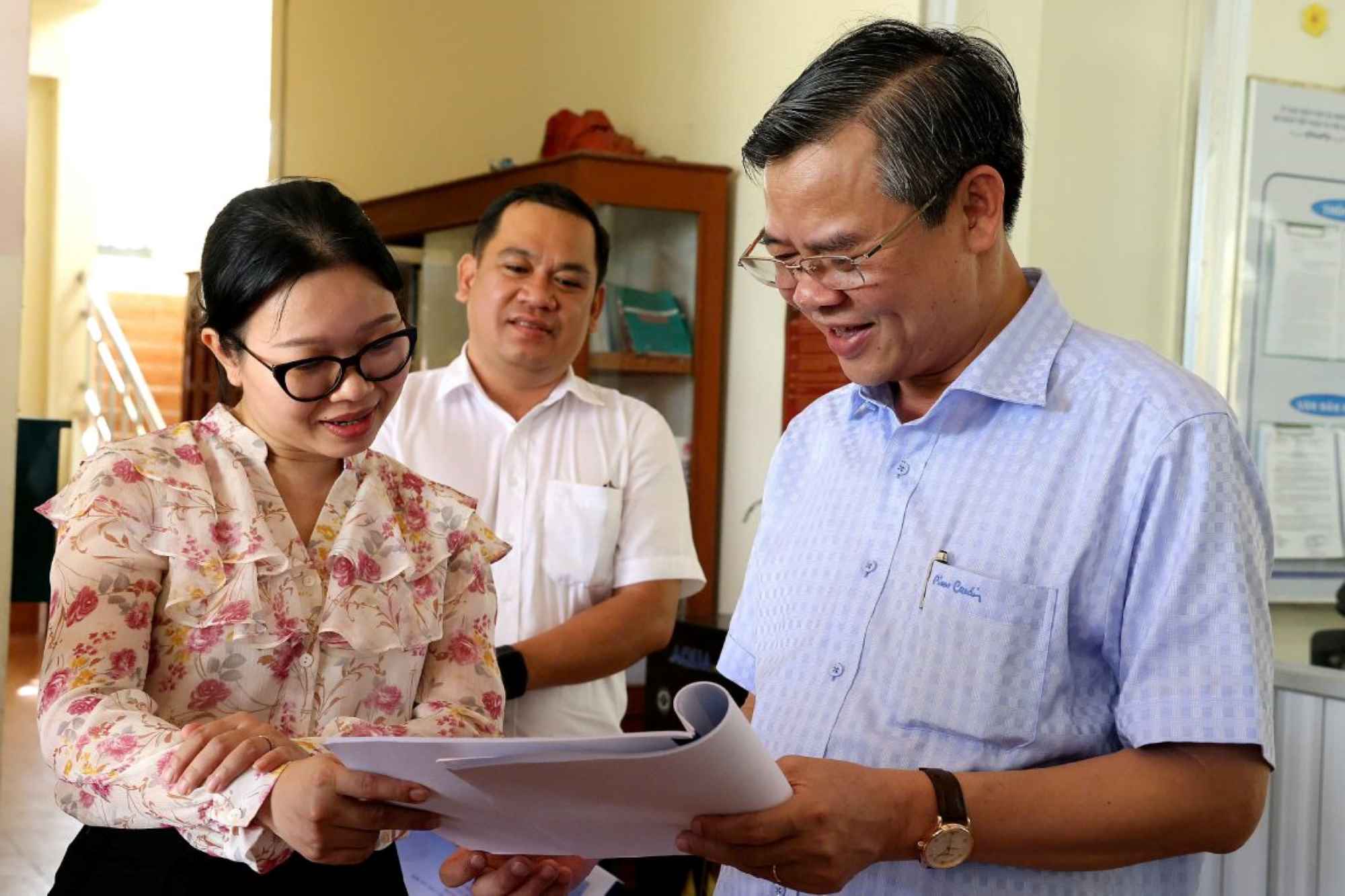 Chu tich UBND TP Can Tho Truong Canh Tuyen (ben phai) khao sat tru so tai huyen Thoi Lai. Anh: Ta Quang