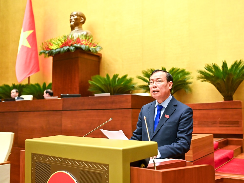Chairman Le Tan Toi said that there were opinions suggesting considering adding the regulation that the Commander of the Commune-level Military Command is a member of the People's Committee. Photo: Pham Dong