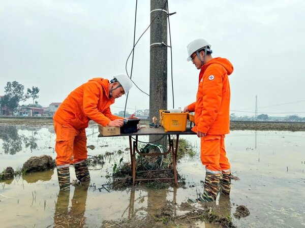 El trabajador de electricidad BAC Ninh llevo a cabo una conexion de fibra optica en la linea 371-E27.4. Foto: Bac Ninh Electricidad