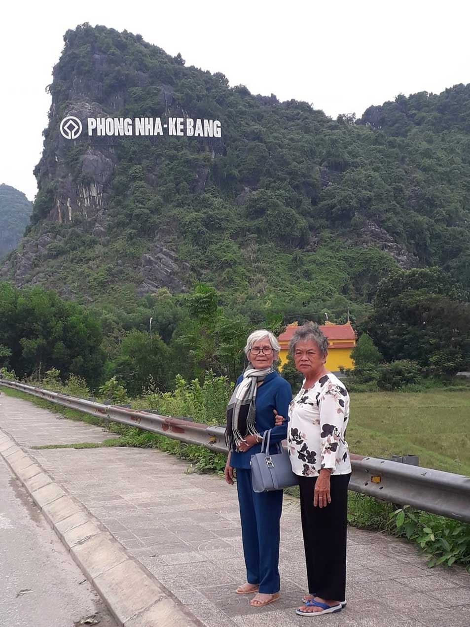 Ba Sau cung ban than chup anh luu niem o Quang Binh. Anh: Nguyen Thao Vy