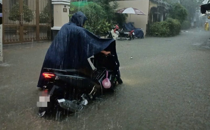 Heavy rain caused flooded roads, causing people's vehicles to stall. Photo: N. Minh.