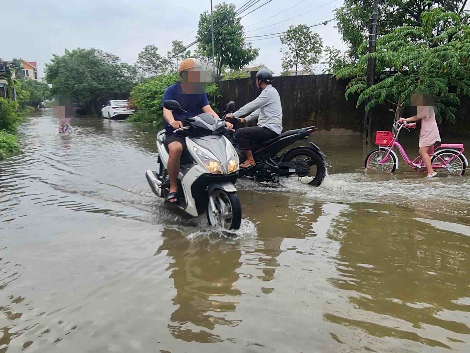 Ngot mua nhung nuoc o mot so tuyen duong chua rut kip. Anh: N. Khanh.