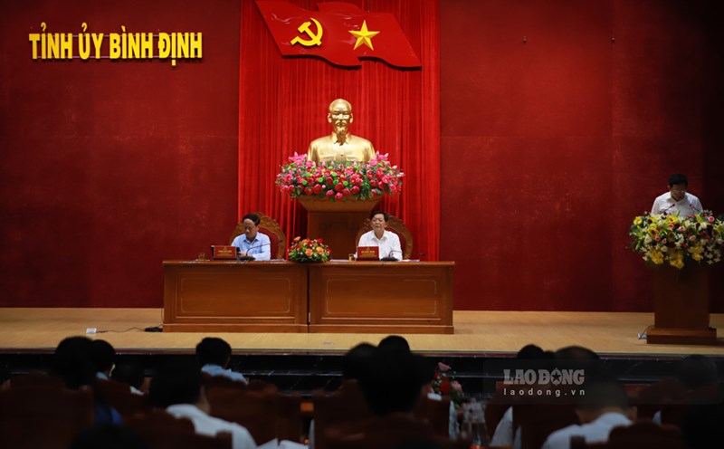 Binh Dinh provincial leaders worked with key officials of 58 new communes and wards in Binh Dinh. Photo: Hoai Phuong