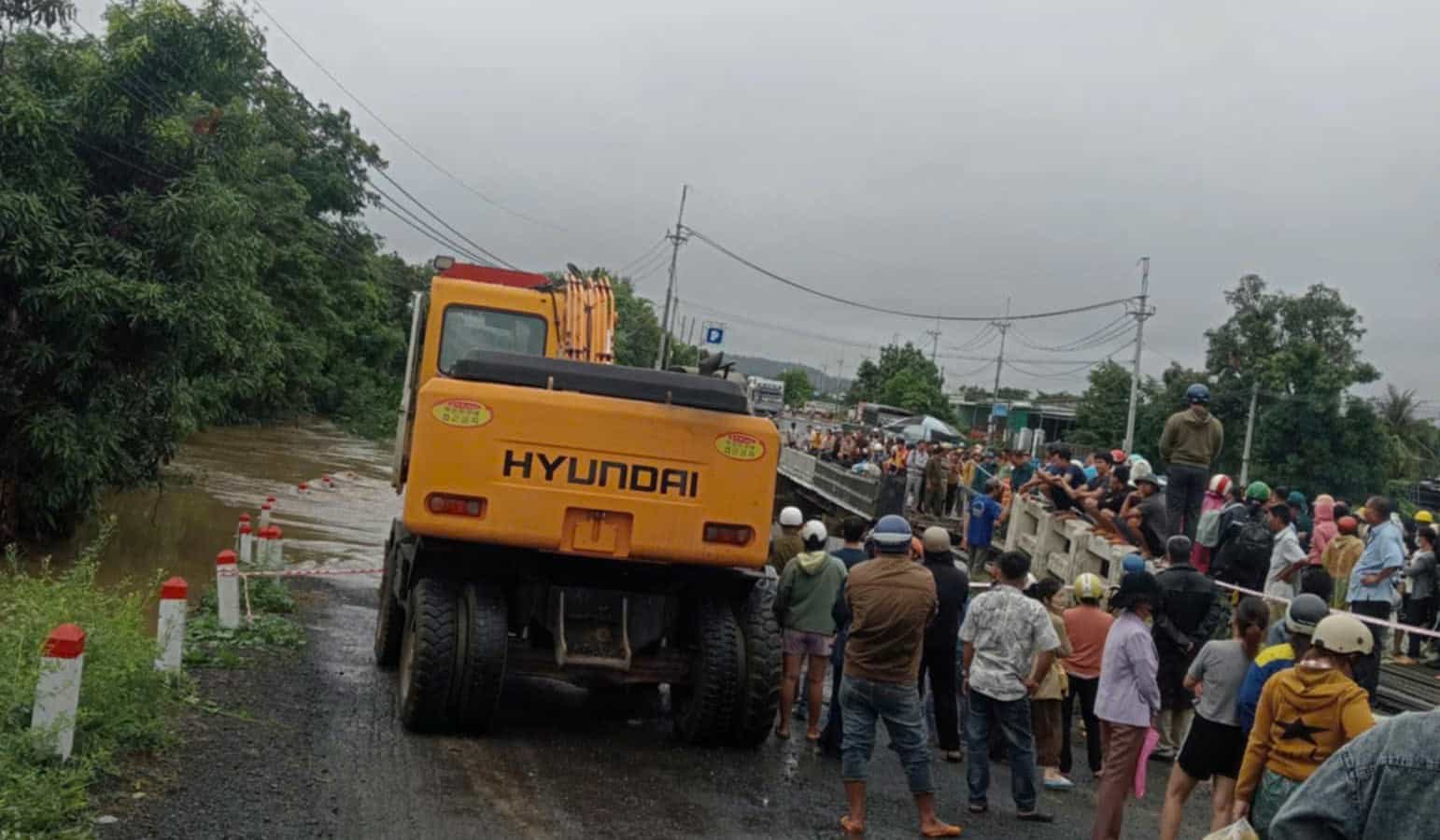 La carretera 25 estaba inundada, muchos vehiculos congestionados no podian circular. Foto: Thanh Tuan