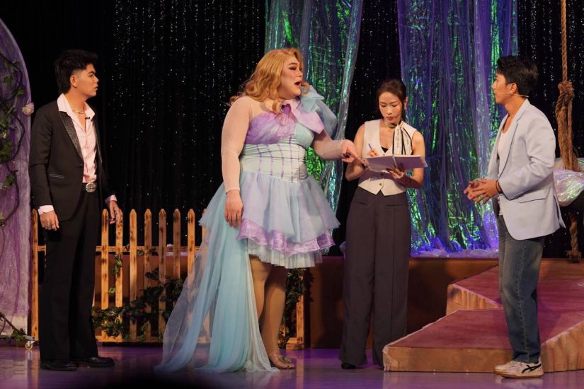 Young artists play So chau la yeu. Photo: Truong Hung Minh Stage