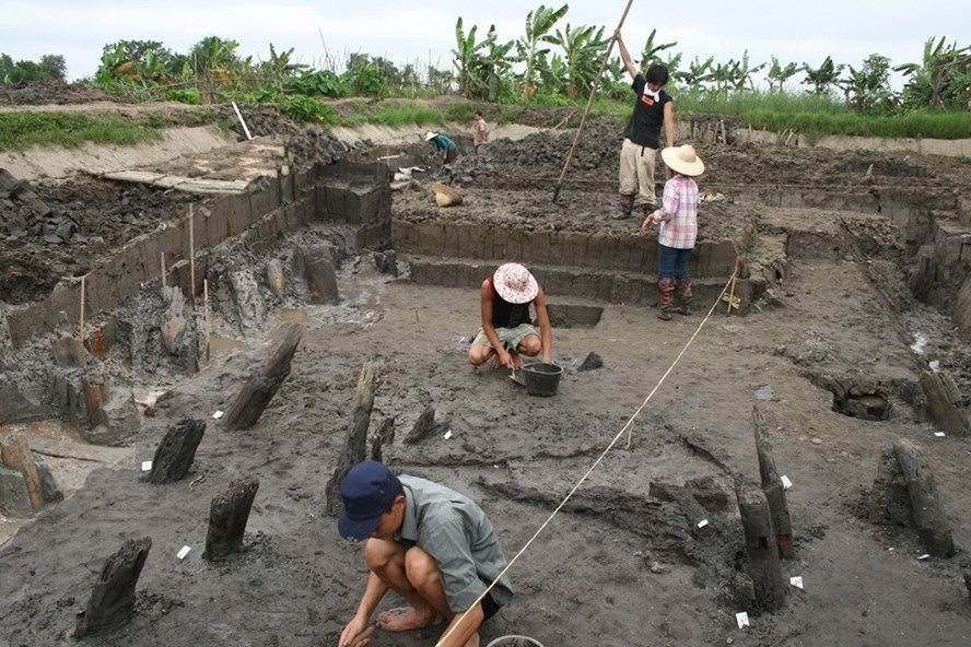 Chuyen gia Nhat ban va Vien Khao co hoc Khai quat Bai coc Dong Ma Ngua, thuoc Di tich quoc gia dac biet Bach Dang, Thi xa Quang Yen, tinh Quang Ninh nam 2009. Anh: Ngo Dinh Dung