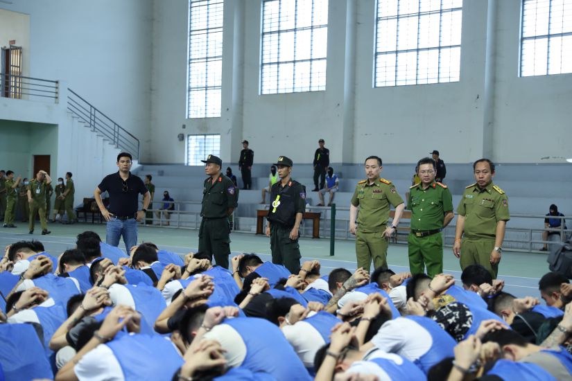 El Departamento de Policia Criminal de la Provincia de Ha Tinh destruyo la organizacion de delincuentes internacionales de fraude, arresto a 155 sujetos en el area de Golden Triangle. Foto: HA TINH POLICIA