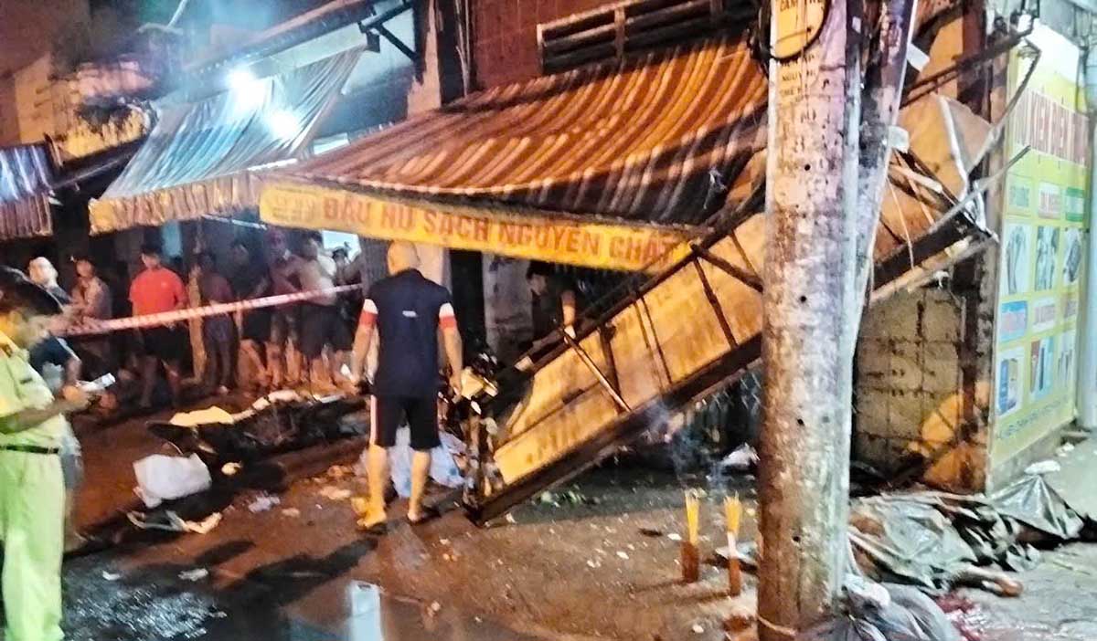 The scene of 2 motorbikes crashing onto the sidewalk, killing 2 people. Photo: Anh Tu