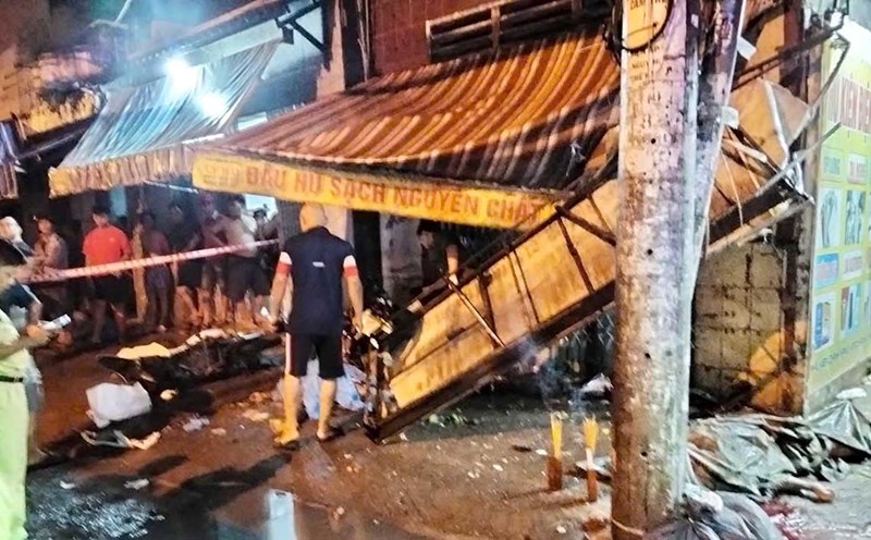 The scene of 2 motorbikes crashing onto the sidewalk, killing 2 people. Photo: Anh Tu