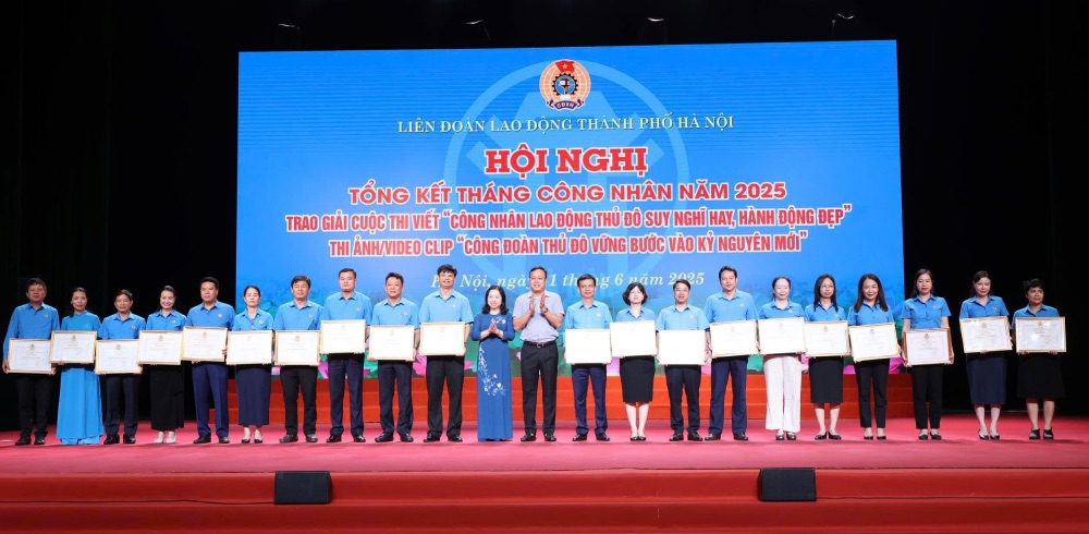 Vicepresidente permanente de Vietnam VGCL Thu Xuong y presidente de la Federacion Laboral de Hanoi Pham Quang Thanh otorgo a los colectivos logros en el mes de los trabajadores. Foto: Kieu Vu