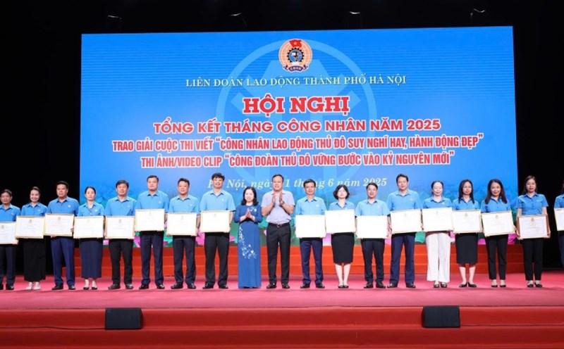 Permanent Vice President of the Vietnam General Confederation of Labor Thai Thu Xuong and President of the Hanoi City Confederation of Labor Pham Quang Thanh presented awards to collectives with achievements in activities during Workers' Month. Photo: Kieu Vu