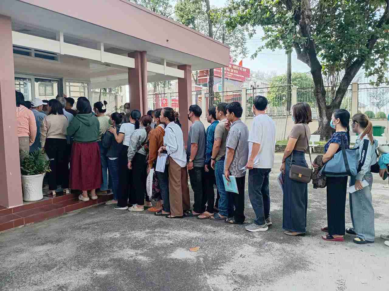 Nguoi dan di som xep hang de nop ho so giai quyet thu tuc hanh chinh. Anh: Dinh Trong