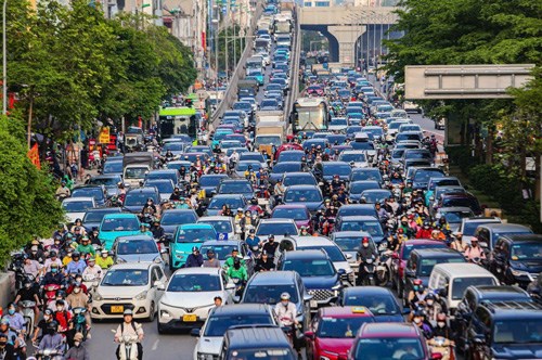 Traffic is identified as a major source of pollution, and applying new emission standards is necessary. Photo: To The