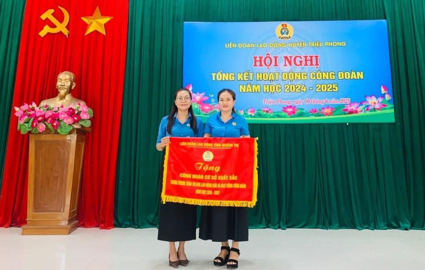 Los lideres de la Federacion Laboral de la Provincia de Quang Tri (foto izquierda) otorgaron excelentes banderas de emulacion a un colectivo. Foto: Trieu Phong