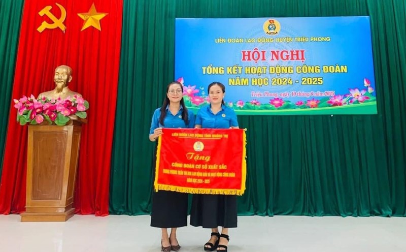 Leaders of the Quang Tri Provincial Federation of Labor (left photo) awarded the Excellent Emulation Flag to a collective. Photo: Trieu Phong