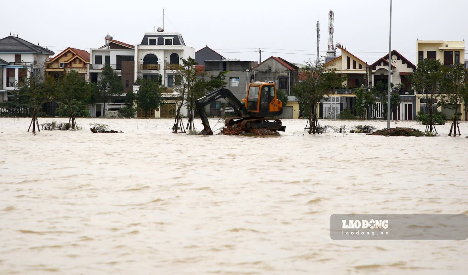 La imagen de "inundado" en el distrito de Le Thuy (Quang binh) se sumergio en el mar debido a las fuertes lluvias el 30 de octubre de 2024. Foto: Cong canto
