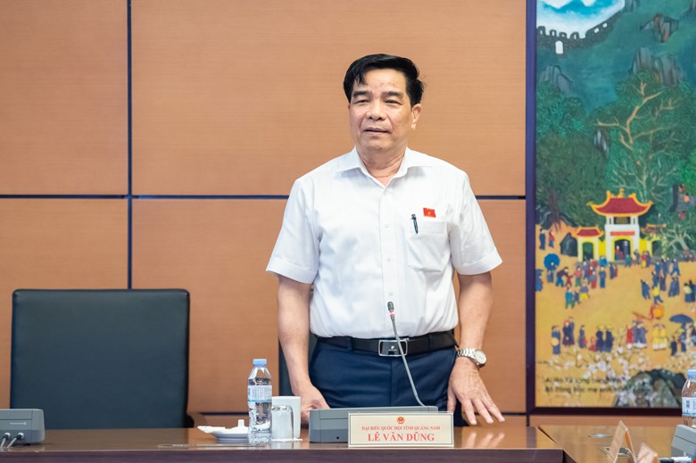 Chairman of the Quang Nam Provincial People's Committee Le Van Dung proposed to provide guidance on the appointment of management leaders and supplementing regimes for some types of contracts. Photo: Pham Dong
