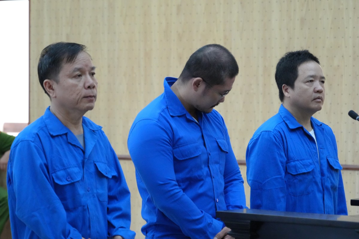 Các bị cáo liên quan đến vụ án hối lộ trong thi tuyển viên chức ở TP Vũng Tàu. Ảnh: Thành An