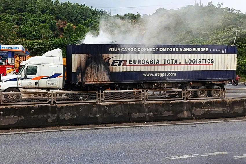 The contanner truck traveling through Ky Nam ward suddenly caught fire. Photo: Vu Tuan