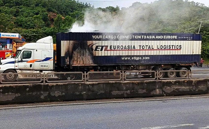 The contanner truck traveling through Ky Nam ward suddenly caught fire. Photo: Vu Tuan