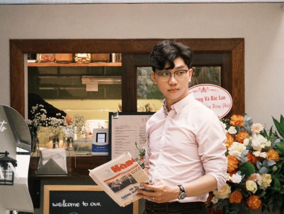 The light pink shirt helps guys create a gentle but equally elegant breakthrough. Photo: Anh Quoc