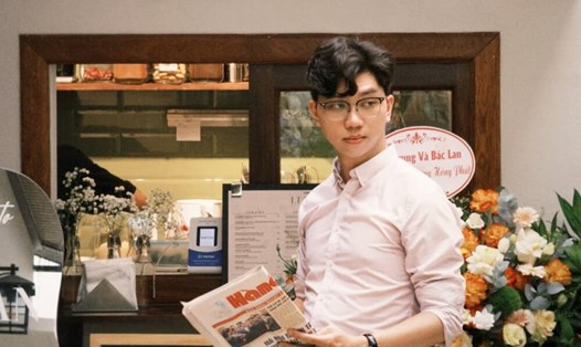 Áo sơ mi màu hồng nhạt giúp các chàng tạo sự phá cách nhẹ nhàng nhưng không kém phần lịch lãm. Ảnh: Anh Quốc