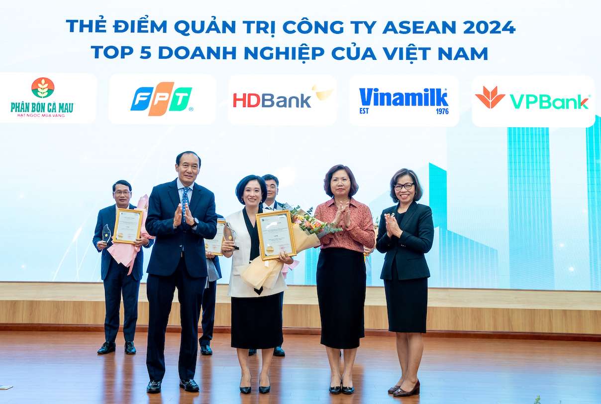 Dai dien VPBank nhan giai Top 5 Doanh nghiep co ket qua danh gia ACGS cao nhat Viet Nam. Anh: VPBank 
