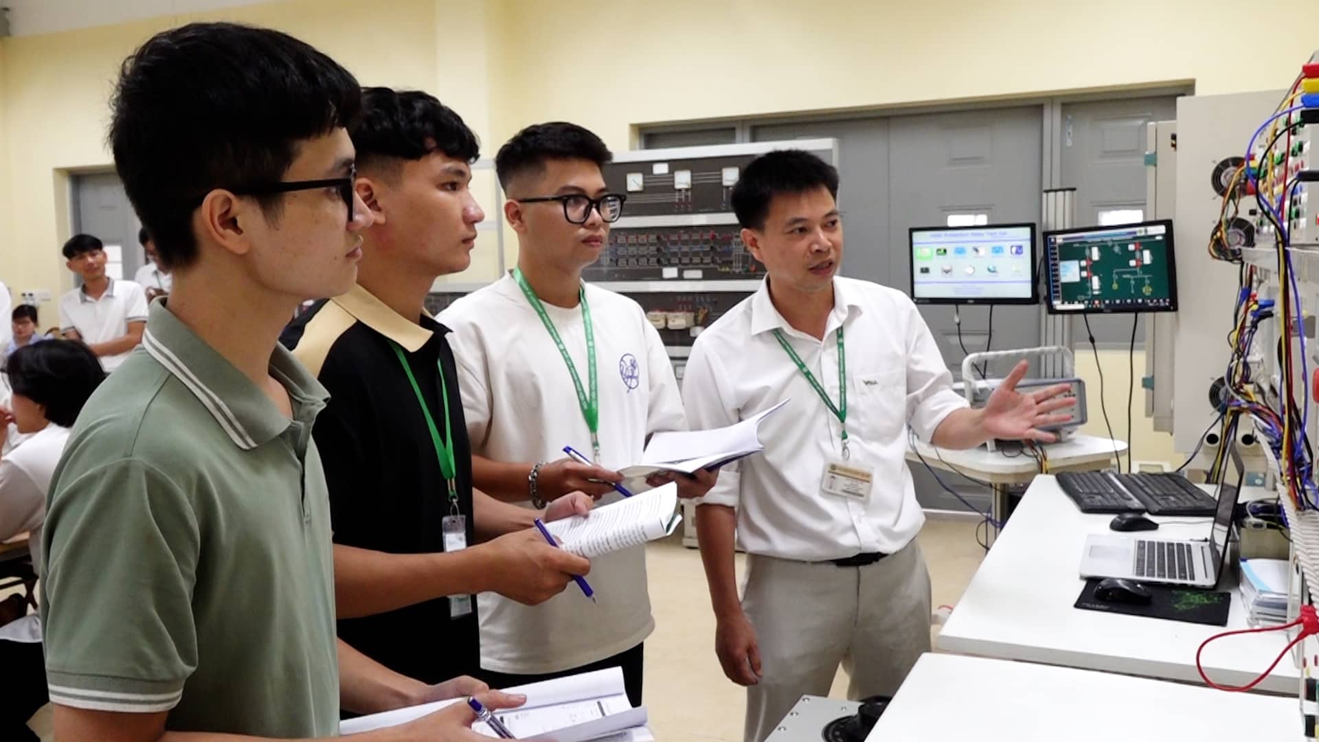 Challenges for students studying engineering. Photo: Danh Trang