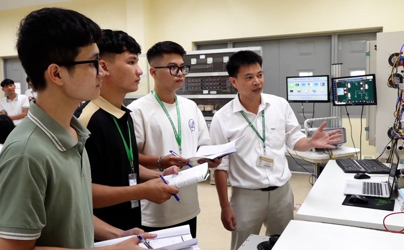 Challenges for students studying engineering. Photo: Danh Trang