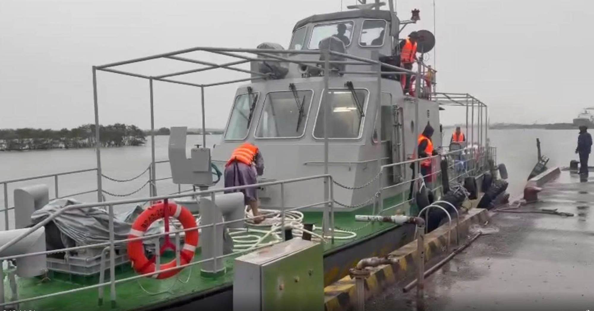 The Quang Nam Provincial Border Guard has dispatched a specialized boat and 7 officers and soldiers to rescue the Quang Nam fishing boat in distress due to the impact of storm No. 1. Photo: Tran Hien