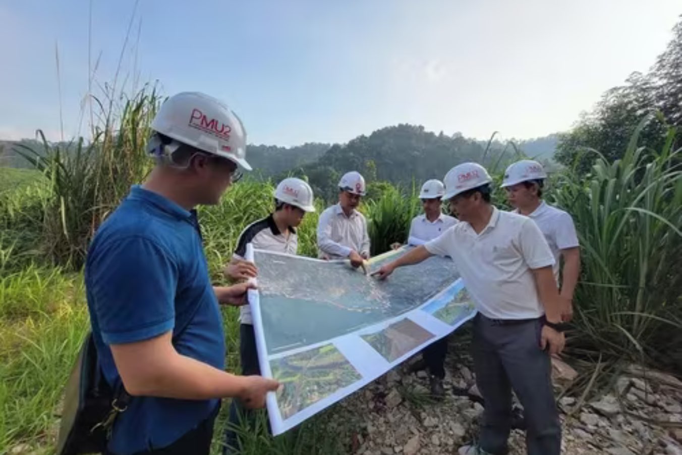 Ban dieu hanh du an va nha thau khao sat thuc dia tuyen cao toc Cho Moi - Bac Kan. Anh: Viet Hung.