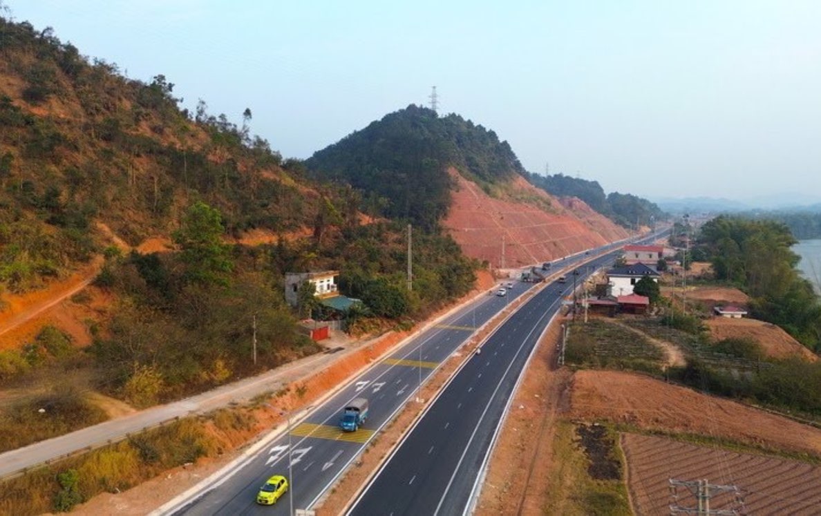 Removing obstacles to the 1,000 billion VND expressway site in Bac Kan. Photo: Dang Vu.