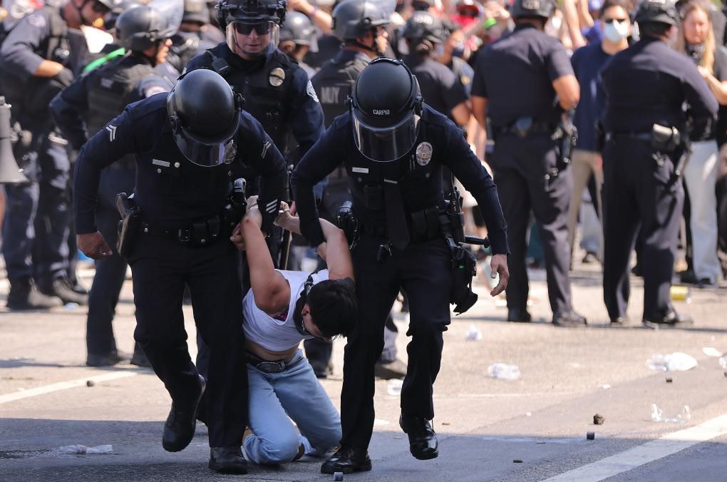 Los manifestantes fueron controlados por la policia en Los Angeles, EE. UU. Foto: Xinhua