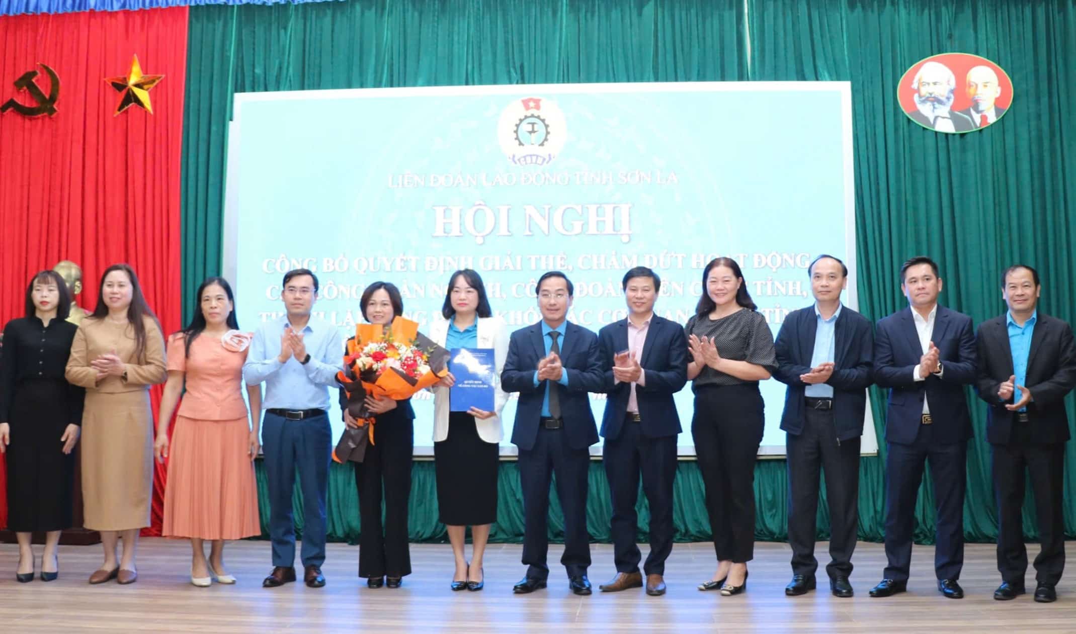 Implementing the streamlining of the apparatus, up to now, the Son La Provincial Federation of Labor has dissolved 5 industry unions and civil servant unions to establish the Party agencies and the Provincial People's Committee's Trade Union. Photo: Minh Nguyen