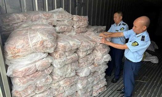 Lực lượng chức năng Lào Cai kiểm tra, xử lý nhiều vụ việc vi phạm. Ảnh: Quản lý thị trường Lào Cai